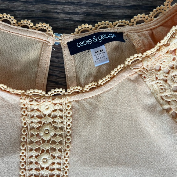 Cable & Gauge Yellow Lace Cap Sleeve Top Size Medium - Picture 3 of 3